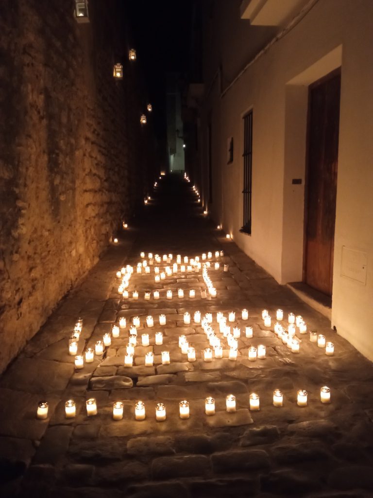 Noche de Velas-calle típica