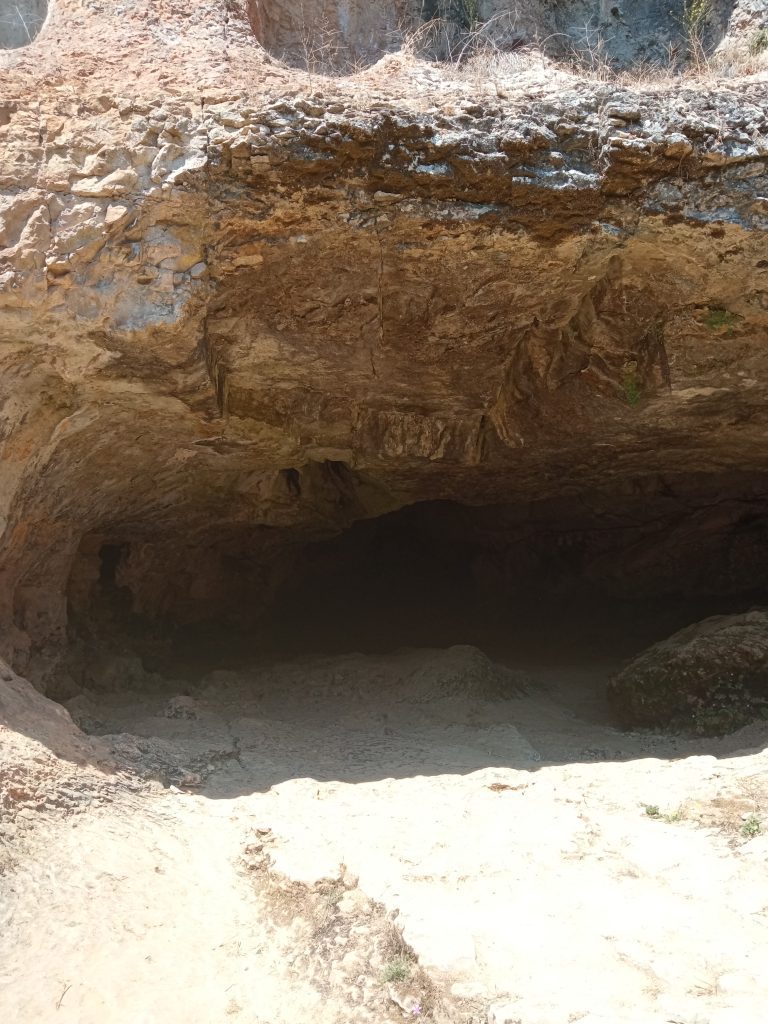 Entrada a la Cueva del Agua