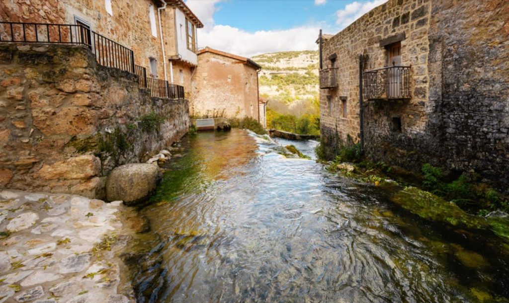 Paso del río por Orbaneja del Castillo