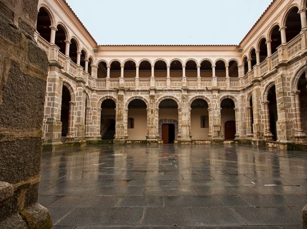 Claustro de Conventual Santiaguista 1