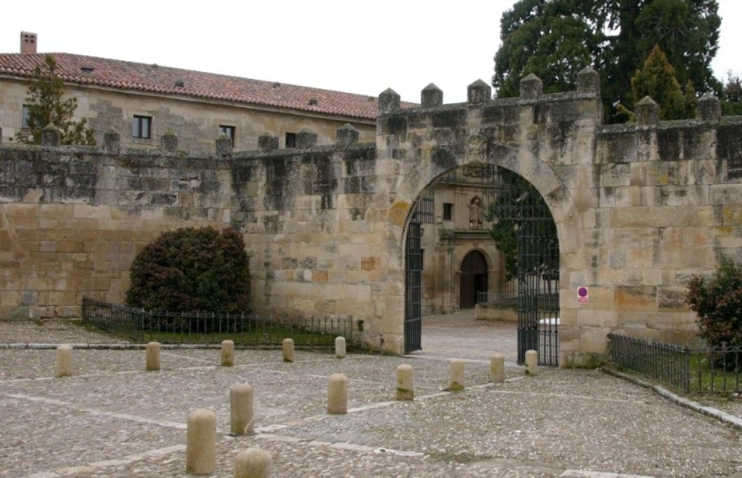 Entrada a Iglesia de Silos