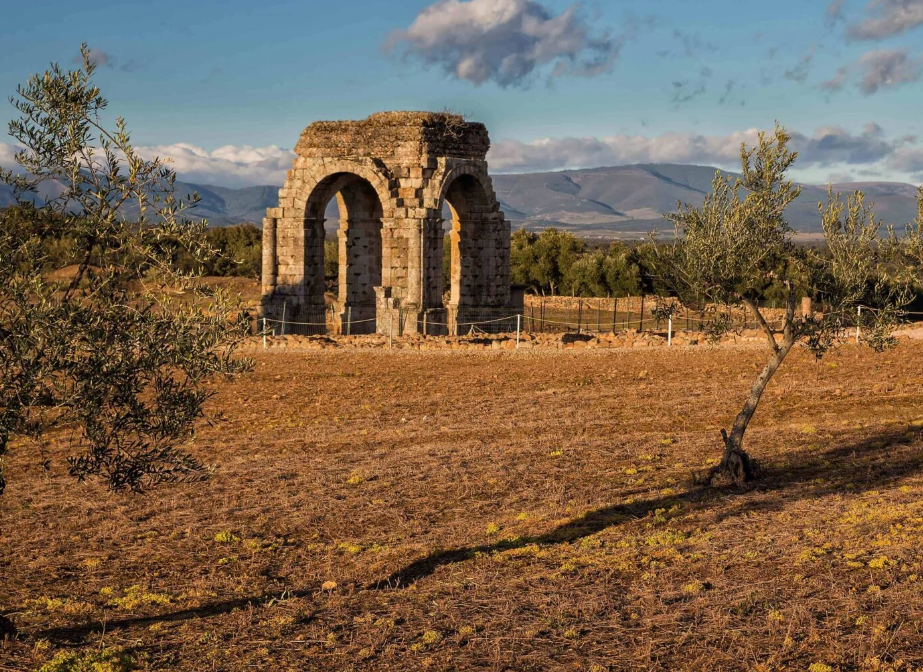 Arco en Ciudad romana de Cáparra 1