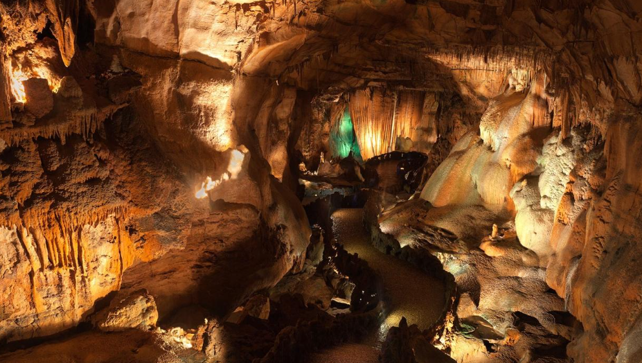 Salas de las Cuevas de Mira de Aire 2