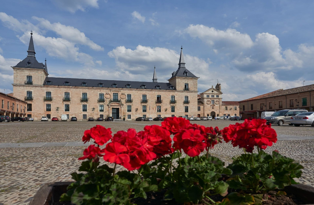 La Plaza Mayor y Palacio Ducal