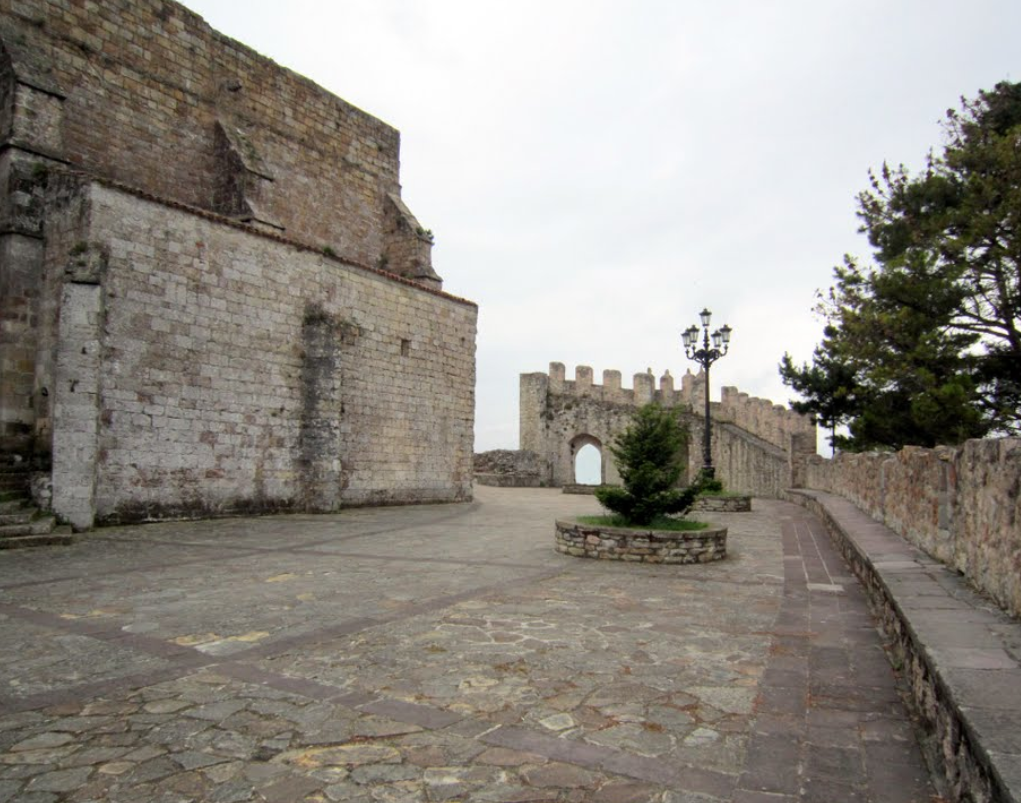Puerta y Plaza del Peregrino