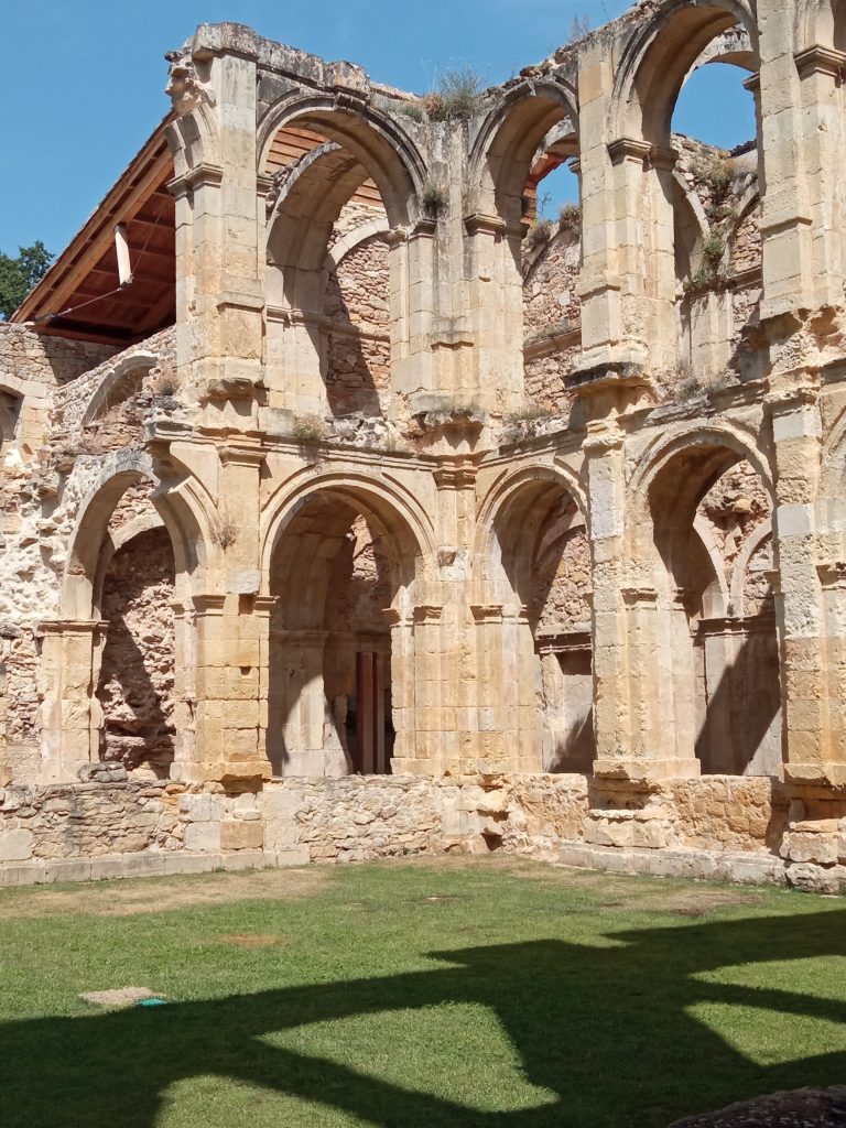 Monasterio en reconstrucción