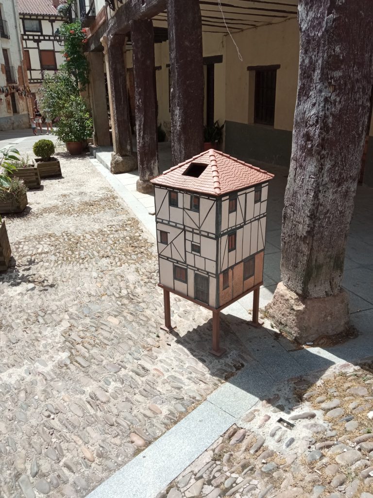 Papelera típica de Covarrubias