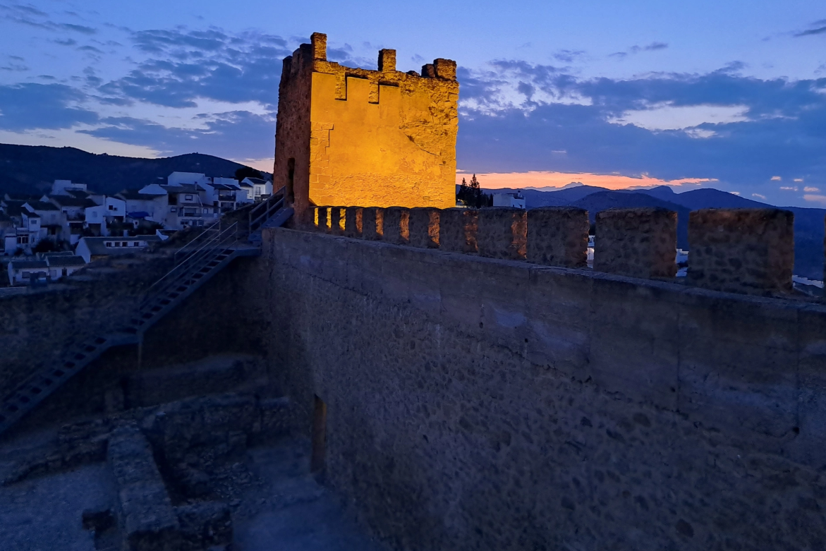 Murallas del Castillo de Iznájar 1